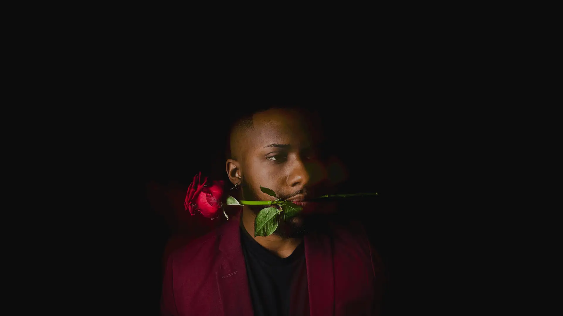 Hayan Rosa com uma Rosa Artistica